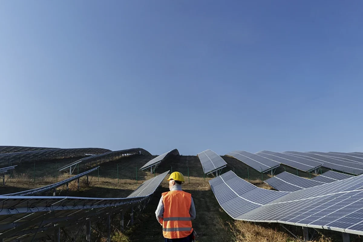 person-near-alternative-energy-plant (1) copie